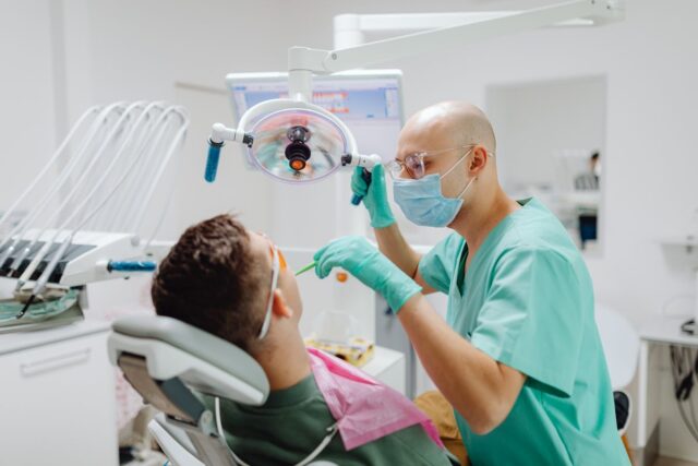 Coroană înșurubată sau cimentată pe implant: diferențele practice