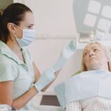 Overdenture pe implanturi: proteza mobilă care se prinde în capse