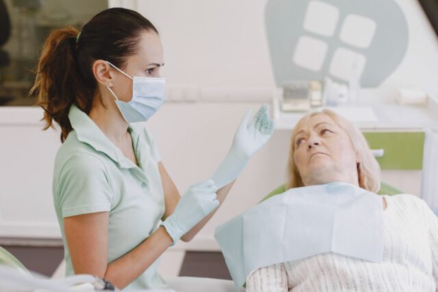 Overdenture pe implanturi: proteza mobilă care se prinde în capse
