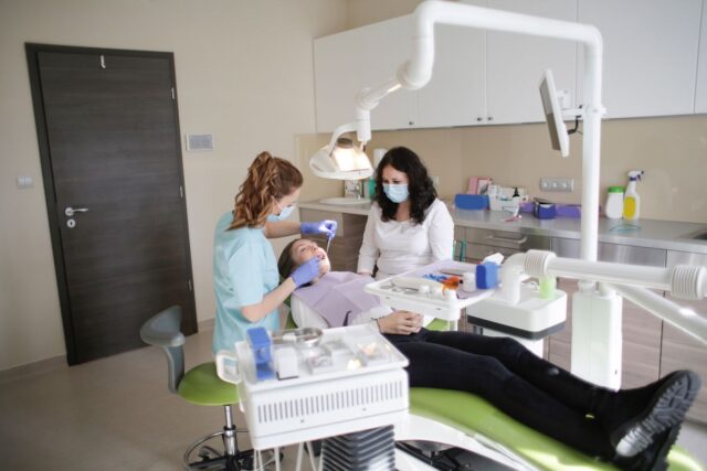 Proteza s-a fisurat sau s-a rupt: ce faci și ce nu încerci acasă