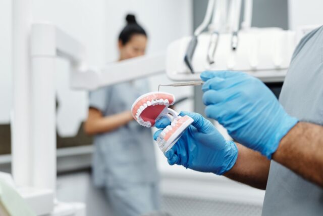Retracția gingivală: de ce se retrag gingiile și ce opțiuni există
